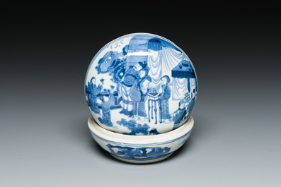 Een Chinese blauw-witte dekseldoos, Qianlong merk, 19e eeuw