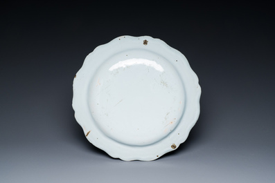 Plat de style Kakiemon en fa&iuml;ence polychrome de Rouen, France, 18&egrave;me