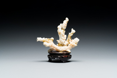 Trois sculptures en corail, Chine, 19/20&egrave;me