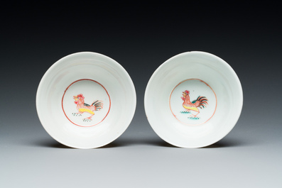Een paar Chinese famille rose koppen en schotels met hanen, Yongzheng