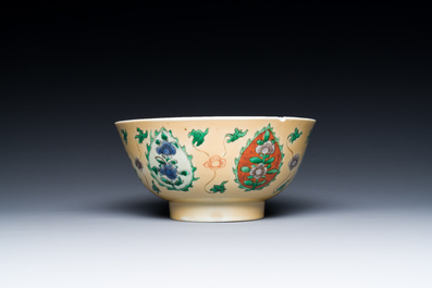 Une assiette en porcelaine de Chine famille verte et un bol pour le march&eacute; persan, Kangxi