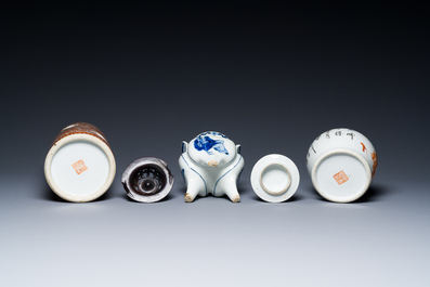 Een diverse collectie Chinees blauw-wit, ijzerrood en famille rose porselein, 19/20e eeuw