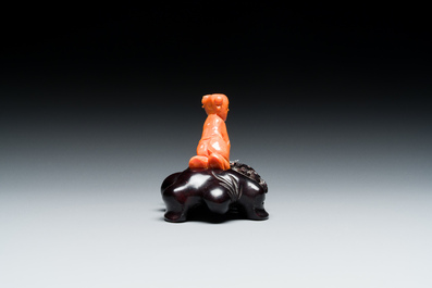 Sculpture d'un gar&ccedil;on en corail rouge, Chine, 19/20&egrave;me