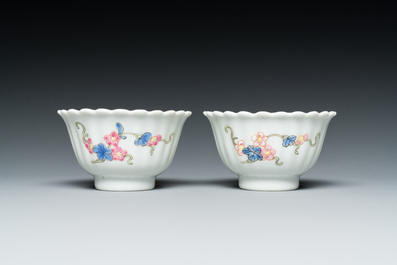 Een paar Chinese famille rose chrysantvormige koppen en schotels, Yongzheng