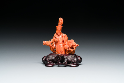 Vier Chinese bloedkoralen sculpturen van dames en van een onsterfelijke, 19/20e eeuw