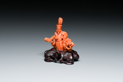 Vier Chinese bloedkoralen sculpturen van dames en van een onsterfelijke, 19/20e eeuw