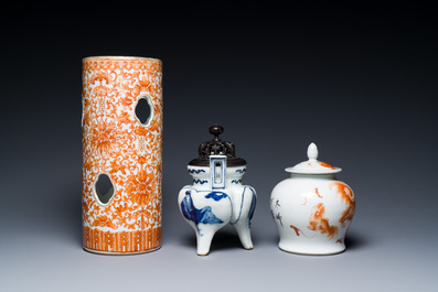 Een diverse collectie Chinees blauw-wit, ijzerrood en famille rose porselein, 19/20e eeuw