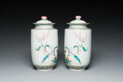 Paire de vases couverts en porcelaine de Chine famille rose &agrave; d&eacute;cor floral, marque de Jiaqing, R&eacute;publique