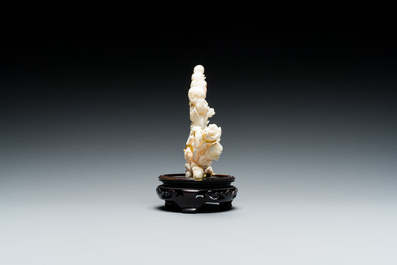 Trois sculptures en corail, Chine, 19/20&egrave;me