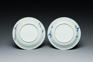 Een paar Chinese blauw-witte borden met het wapen van De Pinto voor de Portugese markt, Kangxi