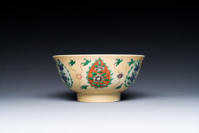 Une assiette en porcelaine de Chine famille verte et un bol pour le march&eacute; persan, Kangxi