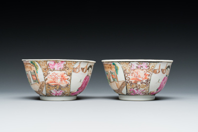 Een paar Chinese famille rose koppen en schotels met mandarijns decor, Qianlong