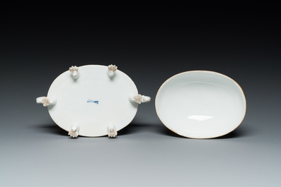 Een ovalen terrine in polychroom Meissen porselein met decor van fruit en insecten, Duitsland, 18e eeuw