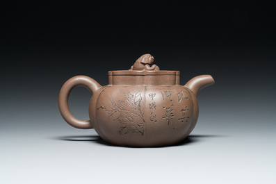 Een Chinese Yixing steengoed theepot met deksel, gesigneerd Li Yong 利永, Yixing zegelmerk, gedateerd 1934