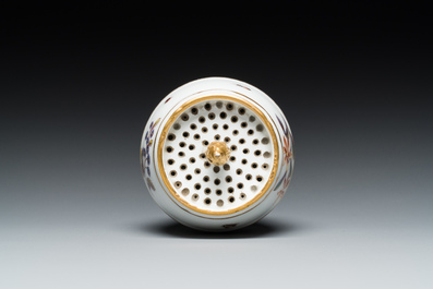 Sablier en porcelaine polychrome de Meissen &agrave; d&eacute;cor de fleurs et d'insectes, Allemagne, 1&egrave;re moiti&eacute; du 18&egrave;me