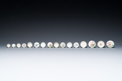 35 Chinese famille rose, verte, monochrome and qianjiang cai boxes and covers, 19/20th C.