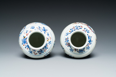 Paire de vases en porcelaine de Chine en bleu, blanc et rouge de cuivre, marque de Kangxi, 19&egrave;me