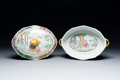 Twee fraaie Chinese gemonogrammeerde Canton famille rose dekselterrines en een kom, midden 19e eeuw