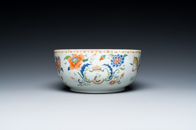 Een Chinese famille rose 'Pompadour' kom, Qianlong, ca. 1745