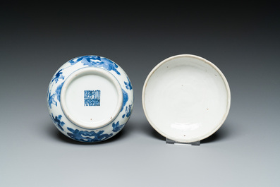 Een Chinese blauw-witte dekseldoos, Qianlong merk, 19e eeuw