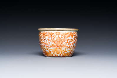 Een diverse collectie Chinees blauw-wit, ijzerrood en famille rose porselein, 19/20e eeuw