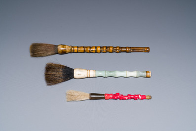A Chinese bamboo libation cup, a brush pot and three brushes, 19/20th C.