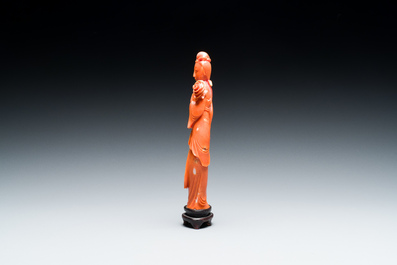 Twee Chinese bloedkoralen sculpturen van een dame met een waaier en van een dame met een bloem, 19/20e eeuw