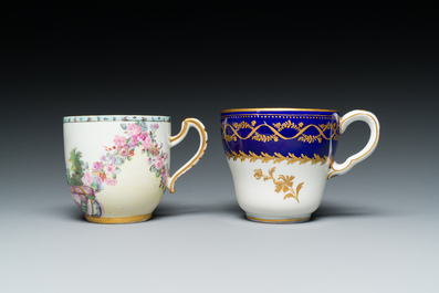 Deux tasses et une soucoupe en porcelaine de Tournai, 18&egrave;me