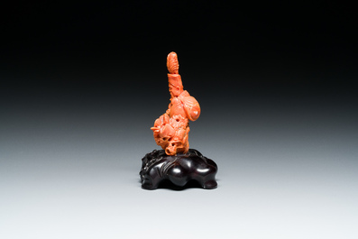 Vier Chinese bloedkoralen sculpturen van dames en van een onsterfelijke, 19/20e eeuw