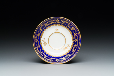 Deux tasses et une soucoupe en porcelaine de Tournai, 18&egrave;me