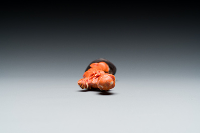Twee Chinese bloedkoralen sculpturen van een dame met een waaier en van een dame met een bloem, 19/20e eeuw