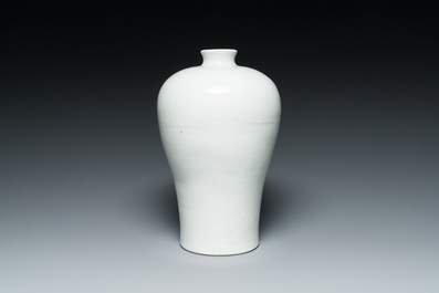 Een Chinese monochrome wit geglazuurde 'meiping' vaas met anhua drakendecor, 19e eeuw