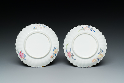 Een paar Chinese famille rose chrysantvormige koppen en schotels, Yongzheng