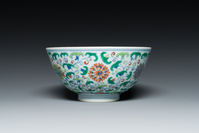 Een Chinese doucai kom met floraal decor, Yongzheng merk, 19/20e eeuw