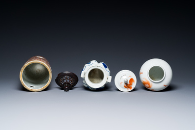 Een diverse collectie Chinees blauw-wit, ijzerrood en famille rose porselein, 19/20e eeuw
