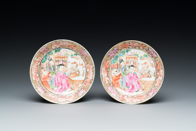 Een paar Chinese famille rose koppen en schotels met mandarijns decor, Qianlong