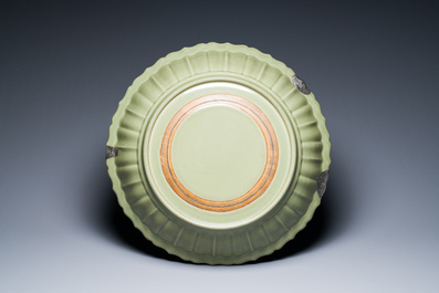 Een zeer grote Chinese Longquan celadon schotel, wellicht Chuzhou ovens, Ming