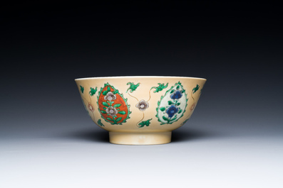 Une assiette en porcelaine de Chine famille verte et un bol pour le march&eacute; persan, Kangxi