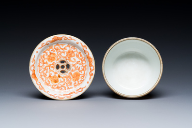 Een diverse collectie Chinees blauw-wit, ijzerrood en famille rose porselein, 19/20e eeuw