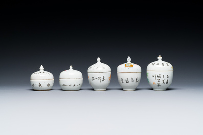 35 Chinese famille rose, verte, monochrome and qianjiang cai boxes and covers, 19/20th C.