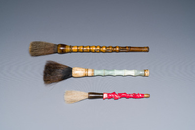 A Chinese bamboo libation cup, a brush pot and three brushes, 19/20th C.