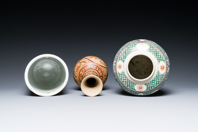 Trois vases et un plat en porcelaine de Chine famille rose et verte, 19&egrave;me