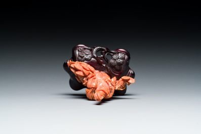 Vier Chinese bloedkoralen sculpturen van dames en van een onsterfelijke, 19/20e eeuw