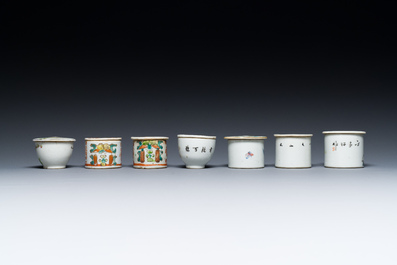 35 Chinese famille rose, verte, monochrome and qianjiang cai boxes and covers, 19/20th C.