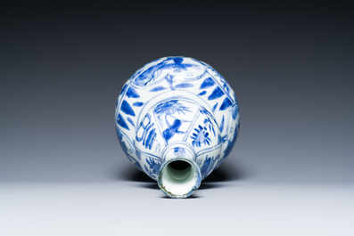 Een Chinese blauw-witte kraakporseleinen kalebasvaas, Wanli