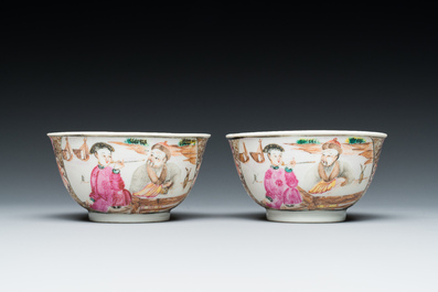 Een paar Chinese famille rose koppen en schotels met mandarijns decor, Qianlong