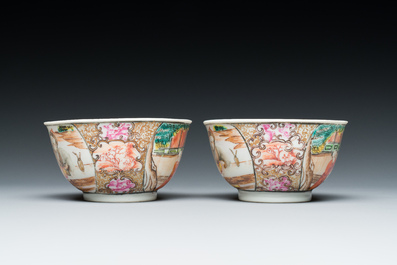 Een paar Chinese famille rose koppen en schotels met mandarijns decor, Qianlong