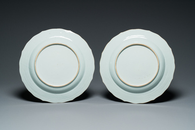 Une paire de plats et six assiettes en porcelaine de Chine en bleu et blanc, Kangxi/Qianlong