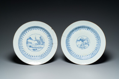 Drie Chinese blauw-witte anhua schotels met landschapsmedaillons, Yongzheng