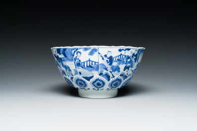 Bol en porcelaine de Chine en bleu et blanc &agrave; d&eacute;cor de lettr&eacute;es et de gar&ccedil;ons jouant, marque 'Qi Yu Bao Ding Zhi Zhen', Kangxi
